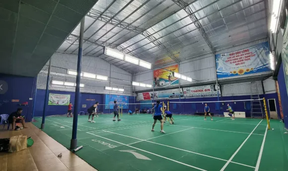 So sánh cầu lông với các môn thể thao phổ biến khác (tennis, pickleball, bóng đá)