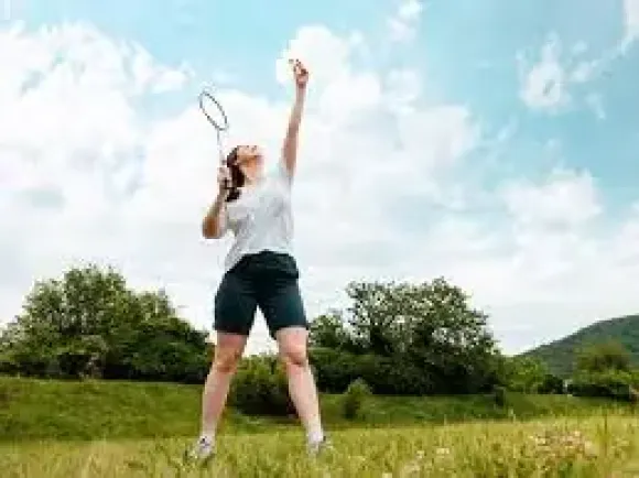 So sánh cầu lông với các môn thể thao phổ biến khác (tennis, pickleball, bóng đá)